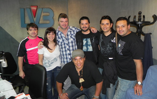 Jorge Rojas y sus músicos con el equipo de ''Juntos en Sábado''.