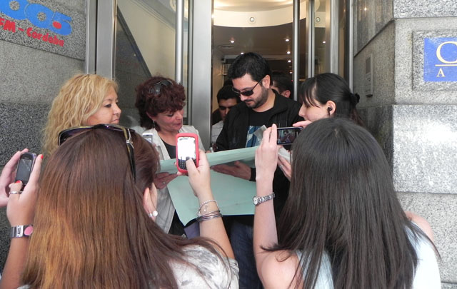 Decenas de fans, lo esperaron en Alvear 139, en la puerta de la radio.