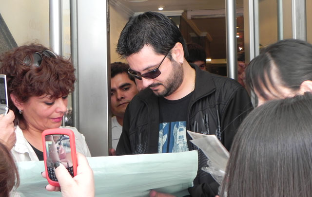 Decenas de fans, lo esperaron en Alvear 139, en la puerta de la radio.