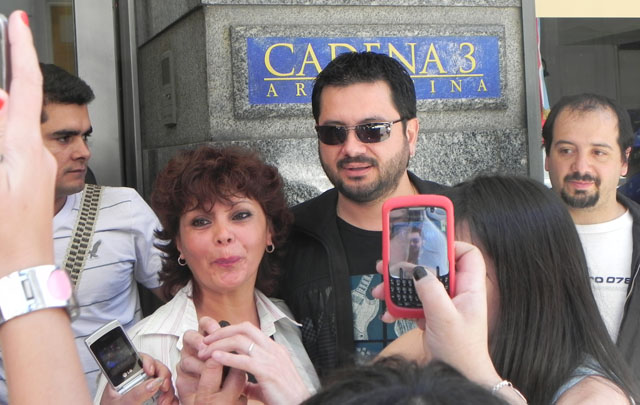 Decenas de fans, esperaron a Rojas en Alvear 139, en la puerta de la radio.