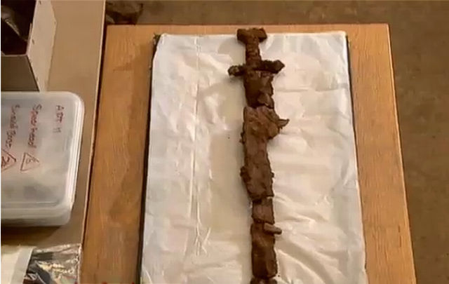 Objetos encontrados en el barco funerario vikingo hallado en Escocia.