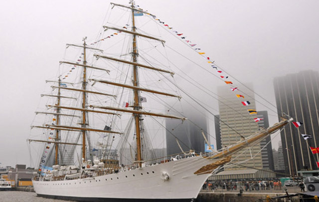 La tripulación es de 330 personas.