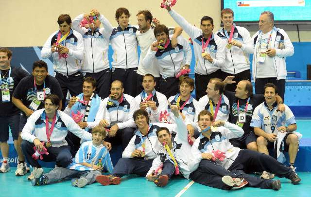 El equipo festeja el primer puesto.