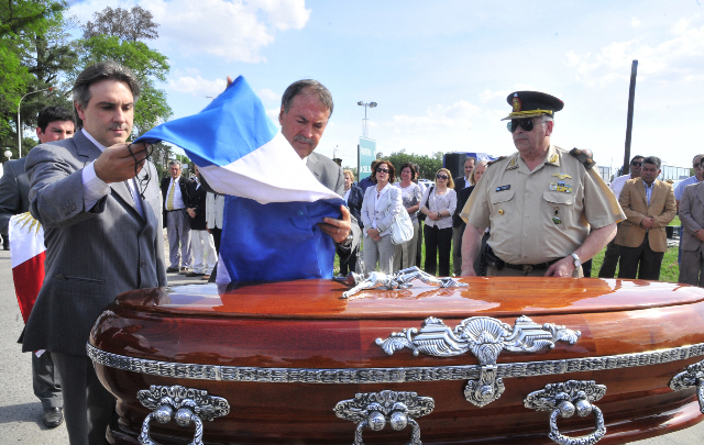 El ex gobernador Juan Schiaretti recibió el año pasado los restos de Bustos.