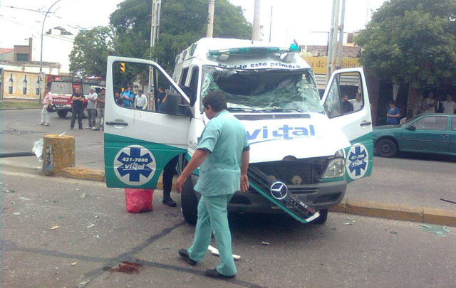 La ambulancia quedó muy dañada.