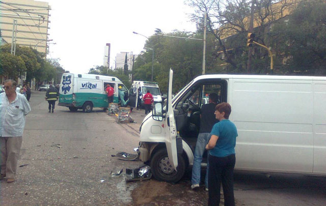 La ambulancia quedó muy dañada.
