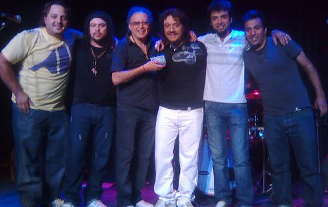 Los integrantes de Gualicho con Orlando Morales.