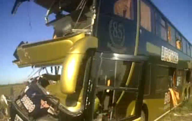 El colectivo realizaba el trayecto Buenos Aires-Córdoba (Imagen de TV).