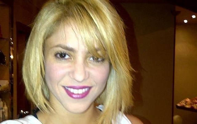 Shakira ahora usa un peinado carré platinado, en lugar del largo ondulado.