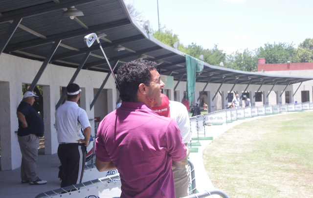 De vacaciones en Córdoba, Tévez se hizo tiempo para jugar al golf.