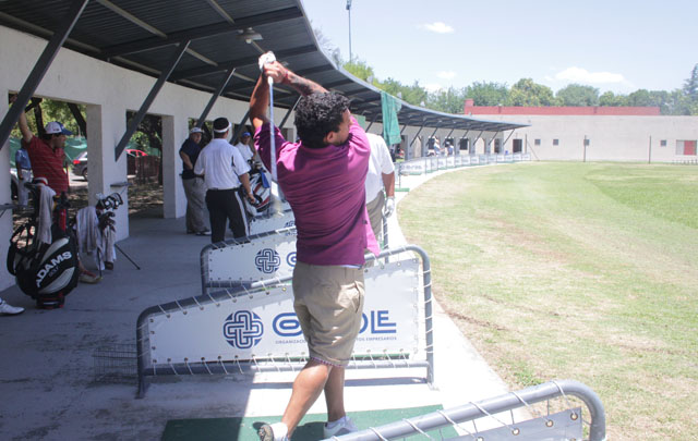 De vacaciones en Córdoba, Tévez se hizo tiempo para jugar al golf.