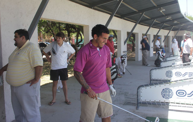 De vacaciones en Córdoba, Tévez se hizo tiempo para jugar al golf.