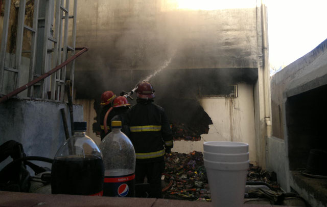 Los bomberos lograron evitar que las llamas se propagaran a edificios colindantes.