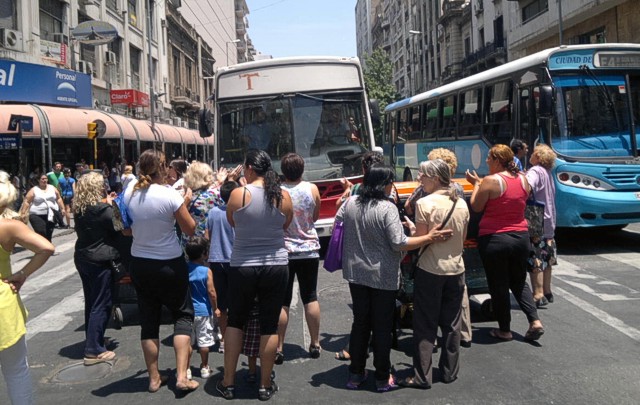 Los comerciantes cortaron totalmente la avenida Colón en horas del mediodía.