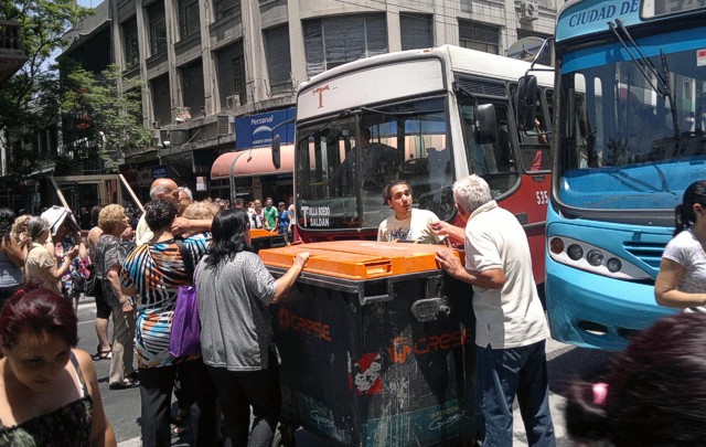 Los comerciantes cortaron totalmente la avenida Colón en horas del mediodía.
