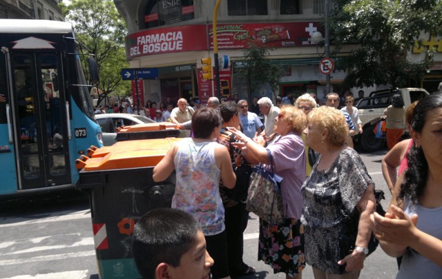 Los comerciantes cortaron totalmente la avenida Colón en horas del mediodía.