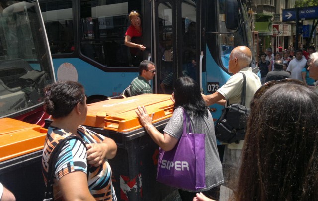 Los comerciantes cortaron totalmente la avenida Colón en horas del mediodía.