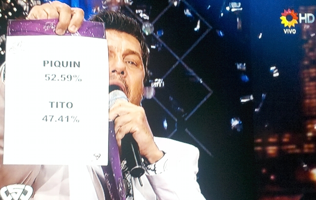 El momento exacto en que Marcelo Tinelli anuncia al ganador.