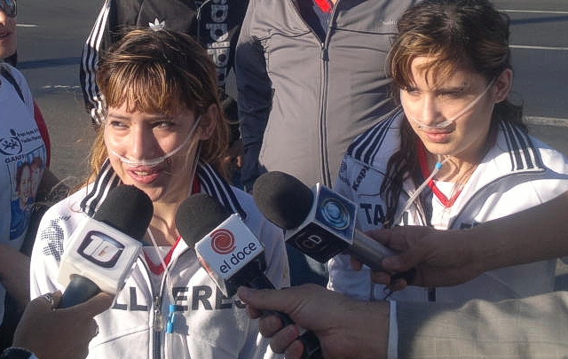 Las mellizas Oviedo vuelan rumbo a Porto Alegre para iniciar el tratamiento.