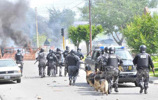 AUDIO: Los estatales de Santa Cruz resisten un ajuste lanzado por el gobernador Peralta (Informe de Mirta Espina)