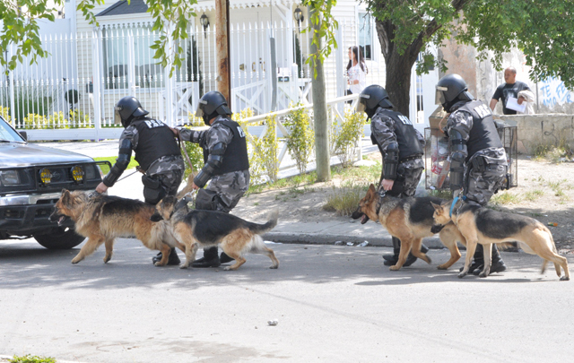 AUDIO: Estatales denuncian que el vicegobernador entró a la Legislatura disfrazado de policía (Informe de Mirta Espina)