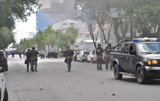 AUDIO: Duros enfrentamientos entre estatales y la policía en Santa Cruz (Informe de Mirta Espina)
