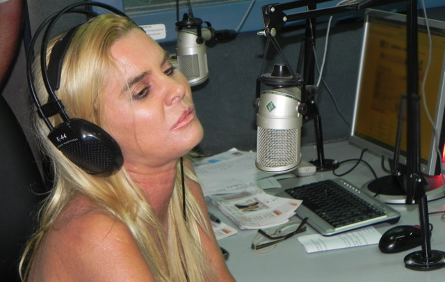 Mónica Greco, en el estudio mayor de la radio.