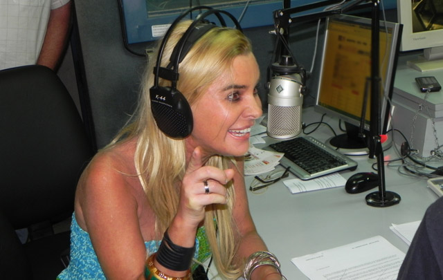 Mónica Greco, en el estudio mayor de la radio.