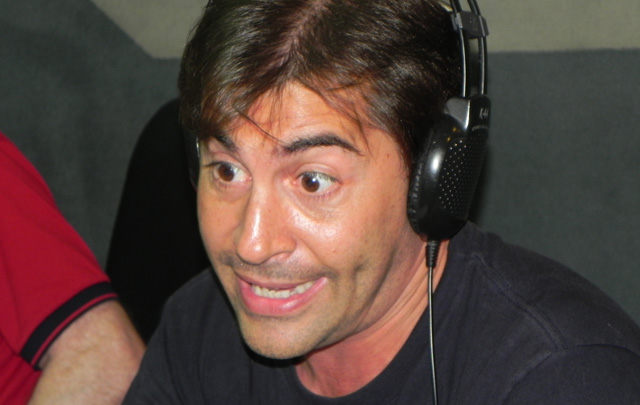 Lisando Carré, en el estudio mayor de la radio.