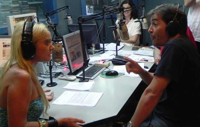 Mónica Greco y Lisando Carré, en el estudio mayor de la radio.