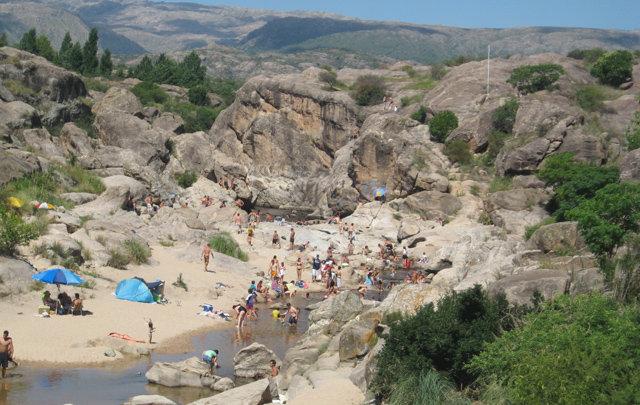 Los turistas disfrutan el sol y la naturaleza en un lugar paradisíaco.