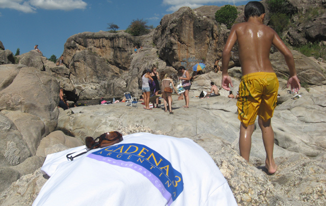 Los turistas disfrutan el sol y la naturaleza en un lugar paradisíaco.