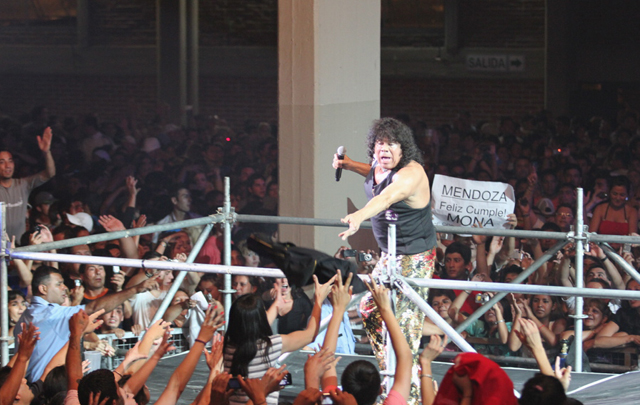 ''La Mona'' festejó a pleno con sorpresas e invitados de lujo. 