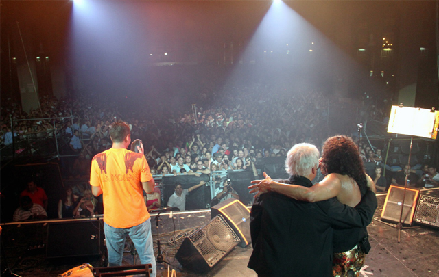 ''La Mona'' festejó a pleno con sorpresas e invitados de lujo. 