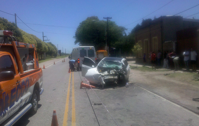 EL auto se cruzó de carril e impactó contra una pared.
