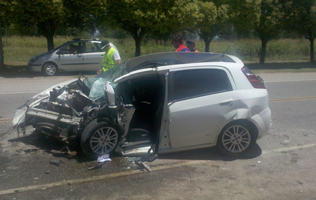 EL auto se cruzó de carril e impactó contra una pared.