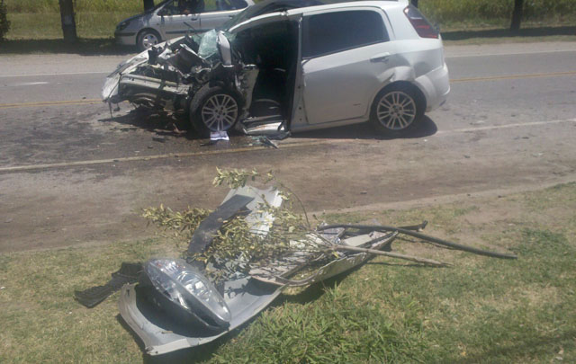 EL auto se cruzó de carril e impactó contra una pared.