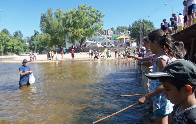 Torneo de mojarrita en la playa central