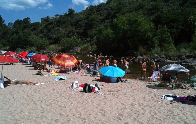 Turistas disfrutan del día en Playa Branca, de Mayú Sumaj