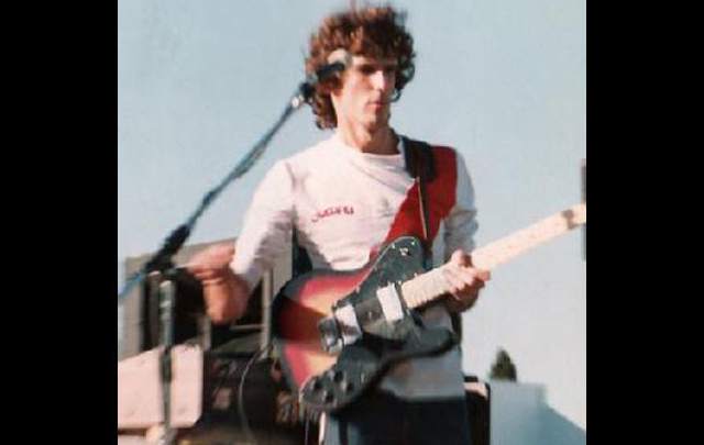 Fue un fanático de River y esta imagen, captada en su juventud, lo prueba.