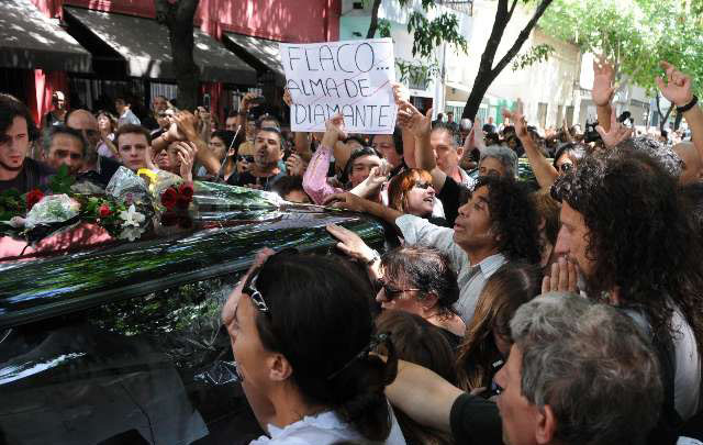 Amigos y grupos de fans le dieron el último adiós a Spinetta.
