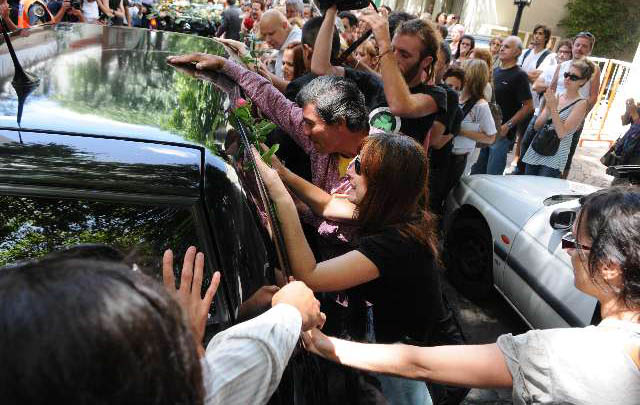 La gente le expresó su cariño y respeto al ''Flaco'' Spinetta en barrio Belgrano.