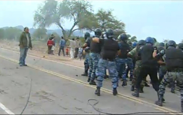 La Guardia de Infantería avanza contra los manifestantes (Imagen de TV).