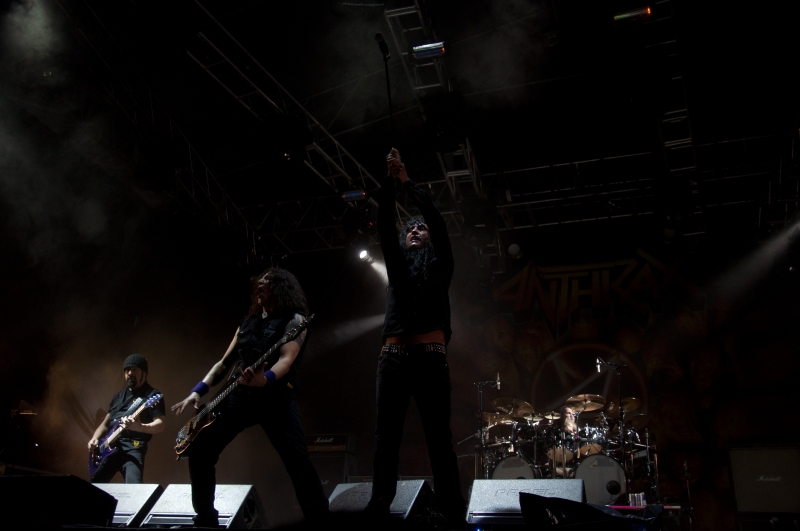 En la segunda noche, Anthrax actuó en el escenario principal
