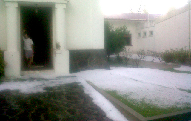 Alpa Corral, otra vez afectada por la caída abundante de granizo.