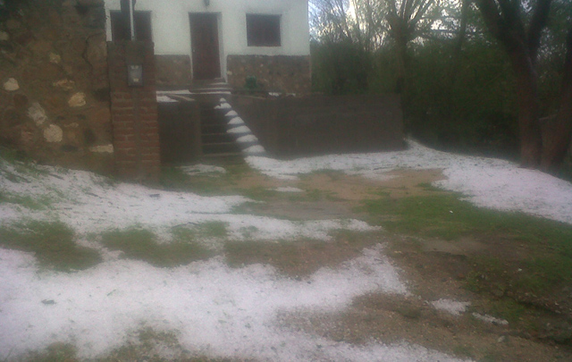 Alpa Corral, otra vez afectada por la caída abundante de granizo.