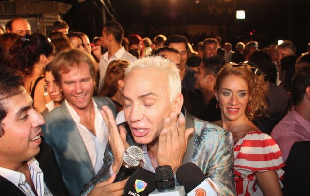 Flavio Mendoza y su elenco festejan eufóricos el premio logrado anoche.