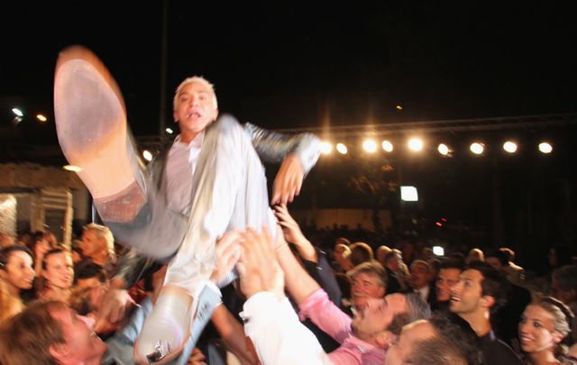 Flavio Mendoza y su elenco festejan eufóricos el premio logrado anoche.
