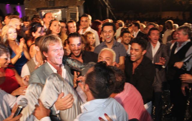 Flavio Mendoza y su elenco festejan eufóricos el premio logrado anoche.
