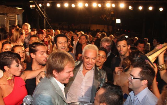 FOTO: Flavio Mendoza y su elenco festejan eufóricos el premio logrado anoche.